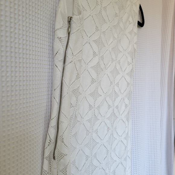 Banana Republic V-Neck shift dress, white, stretch cotton lace, size 4 - Picture 3 of 6